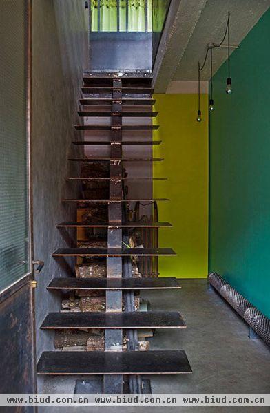焊接的楼梯，结构简单，颜色浓重，背景是醒目的黄，深色与亮色相搭，活化空间。