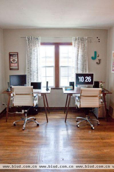 这就是工作区了。两套桌椅子平行摆放于窗户前，这样的搭配，耐看。原木色与白色灰色相间，相当有感觉。