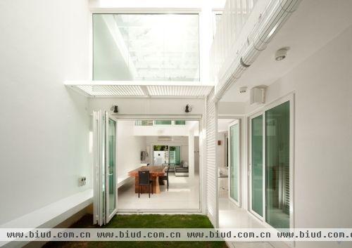 这是一个位于马来西亚雪兰莪州（selangor）梳邦市郊外的一个双层排屋改造项目。现有建筑被夹在两座住宅之间，仅留一个细长狭窄的基地。建筑师置入了一个私人垂直花园，创造了采光良好的室内空间。