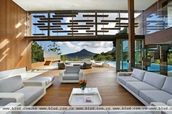 在南非开普敦最有名的海湾豪特湾一片绿莹莹的山腰上，Metropolis Design修建业务所为一名私家业主带来了温泉别墅（Spa House）的描绘。