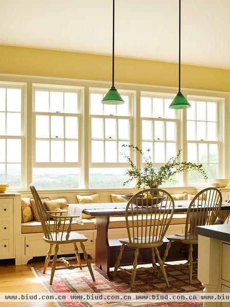 小巧精致的吊灯，原木的餐桌，一切都是那么地和谐与舒适。