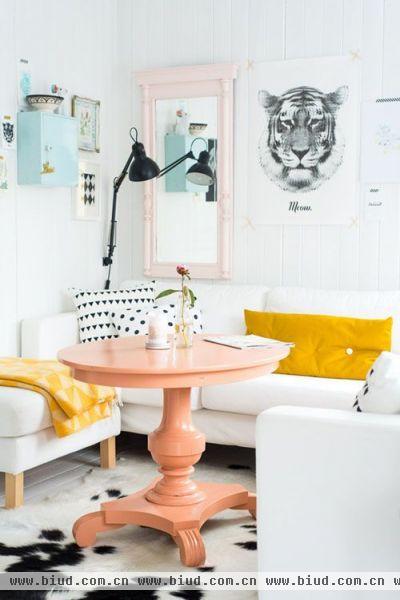淡淡是纯白色搭配着鲜艳的黄色与温馨可爱的粉色，这是多么和谐的家居设计。