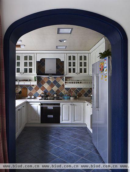 让我们透过圆弧的蓝色门洞来参观一下厨房吧。