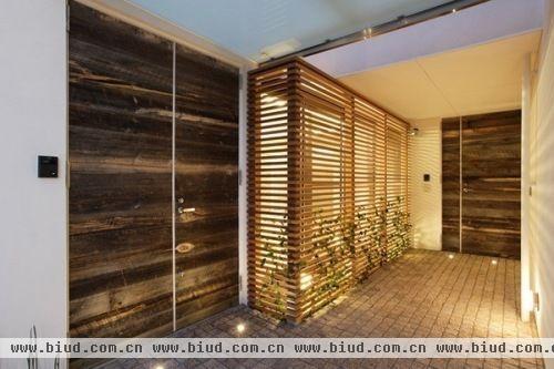 室内多用层压板材和竹子等作为主材和点缀之用，氛围温暖、祥和、自然，让人感觉很是舒适。