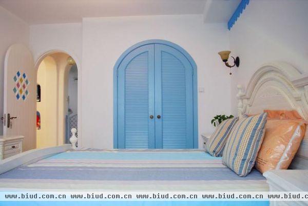 地中海是浪漫与情调的代名词。在家居设计方面采用地中海式也会让屋主的家里弥漫着一股罗曼蒂克的味道。清新的绿色与梦幻的白色为浪漫的蓝色做衬托，整个家更加明媚。