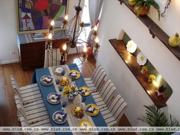 这是一套地中海风格的三居室，客厅以地中海的条纹为主，展现了一片青春活力的景象。主卧以浪漫的圆床和蓝色的纱帐为寄托，点缀出了不一样的情调，为夫妻俩营造了很唯美的私人空间。