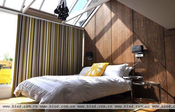 这是Highbury在伦敦的家，由Kia Designs负责室内设计。在阳光充足时能将阳光照暖满屋，蓝色来勾勒客厅，而黄色线条来作为卧室的主色。虽然屋子小，却不会给人太拥挤的感受，简洁实用的设计。