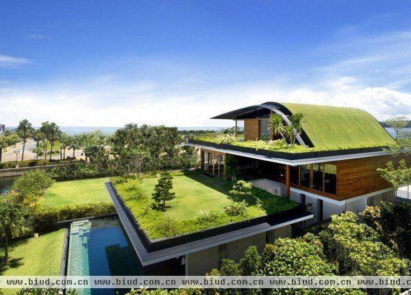 Meera House(米拉之家)是由建筑师Guz设计，座落在新加坡圣淘沙岛(Sentosa)。每一个空间都是这么的绿色、生态和环保，与大自然亲密接触，并且合为一体。