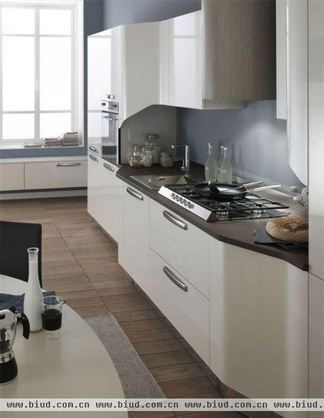 干净爽朗的厨房布置，没有多余的色彩，简单的布置更能够凸显出厨房的韵味。