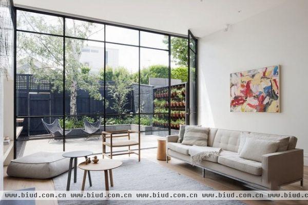 由Cohen 和Robson Rak设计的公寓入围了2013年住宅设计奖，白色的墙面和厨房，淡淡烟灰色的毛毯，米白色的沙发，让一切看起来是那么的温馨简洁，淡色的木地板和同样色系的木质家具，带来一种让人心情舒畅的舒适感，简单的布局，明亮的光线，舒适的材质，惬意感十足。