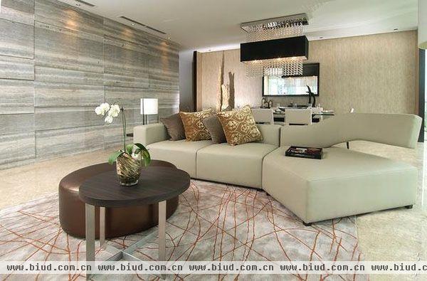 这是 BBFL 完成的一个公寓的室内设计，位于马来西亚。公寓位于吉隆坡中心地区，这里可以欣赏到城市的全景。项目主要针对高端人士，设计以低调，内敛，优雅为主要方向。色调则以银钙华石，白蜡木贴面以及一系列柔和面料为主。
