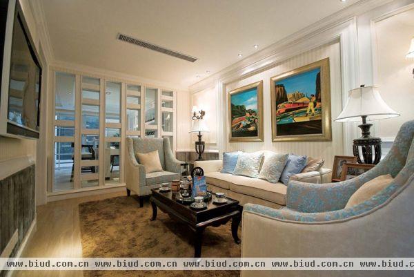 这套别墅主体颜色为白色，加上蓝色搭配，在奢华的家具中也处处显露出浪漫优雅的气息。从背景墙、布艺搭配、各个空间的灯具装饰可以看出设计师在整体软装上花的心思，这套欧式别墅预算在60~80万。