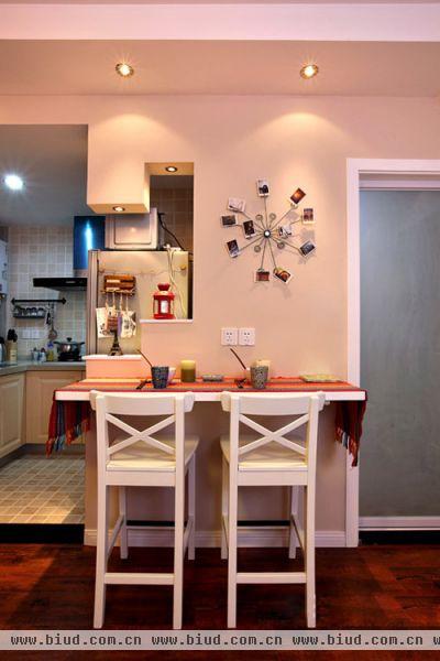 作为80后的小夫妻，62平的小户型也被改造得别具特色。开放式的厨房加吧台，巧妙地融入了客厅、厨房、餐厅三大空间。喜庆的红色、浪漫的紫色，迷你的小家也可以很浪漫。