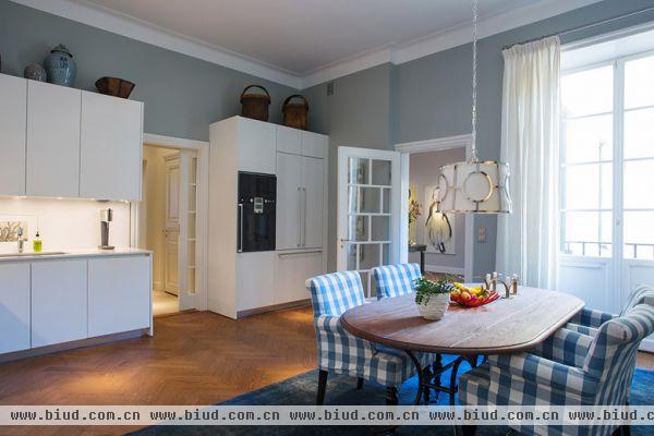 位于瑞典斯德哥尔摩的199平大公寓，有六个房间，客厅能观赏到斯德哥尔摩的美景。公寓建于1884年，翻新装修后，焕发出独特的魅力。装饰画、植物、布艺的色彩，让白色和原木单调的公寓变得活泼亮丽。明亮色彩的客厅、大书架的书房、酒窖、卧室，每个空间都看似简约却处处精致。