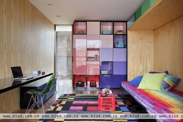 两个儿童房则用尽了色彩，一个似彩虹般绚烂，一个似海洋般浩瀚，房子色块拼接恰到好处，明亮不失温馨。