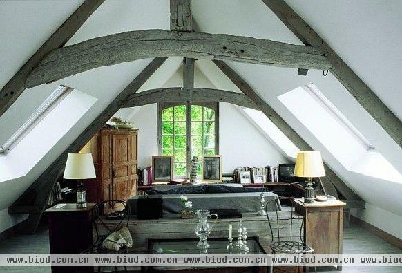 来自法国的自然纯朴乡间别墅设计。和自然悄然融合在一起，一起塑造了完美而又和谐的家居，略带破旧的家具配合地恰到好处，再配上偶尔的现代感家具，更加地富有风味。