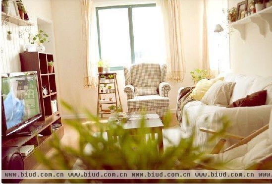 温馨雅致的沙发图案让人心旷神怡，心情放松，能够瞬间忘却烦恼，搭配上房间的绿植，更加地舒爽。