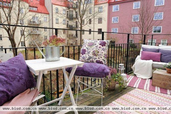 这是一个70平二居室公寓。典型的北欧风格装修，以白色为基调，加上各式各样鲜艳色彩的软装饰：彩色的吊灯、红色的布艺、绿色的椅子，让这个小公寓焕发出惊人的魅力。特别值得一提的是餐厅的精致卡座以及小小的阳台，在布艺的装饰下成了休闲的绝佳角落。