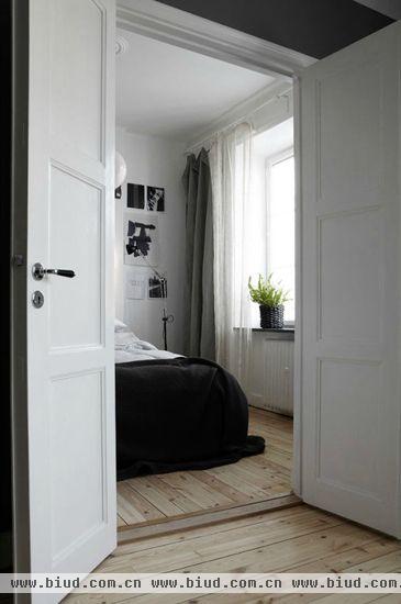 卧室门采用经典的双开门设计，在一定程度上缩小了门打开时所占的空间幅度，既美观又节省了空间。 