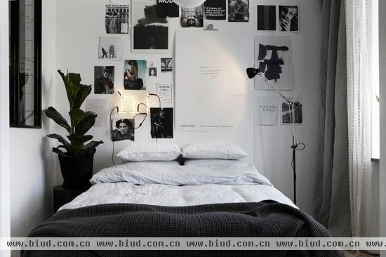 卧室虽小，但大床并没有靠墙摆放，而是留下小小缝隙，给予植物做装饰；大床没有设计床背，直接以照片墙作装饰，省却了床背所占用的空间。