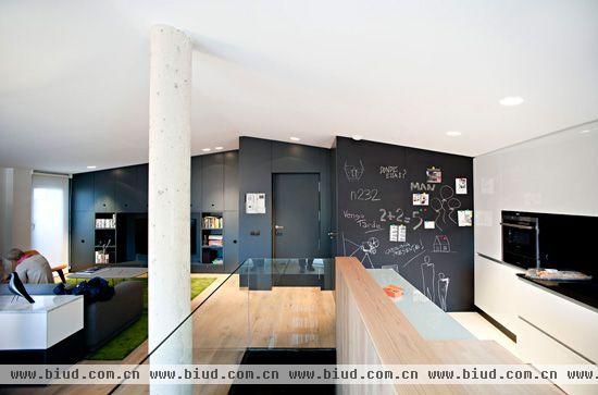 黑色的墙面设计在简洁的同时也给人一种压抑严肃之感，设计师采用了墙面彩绘的方法，连接客厅与厨房，用自由的铺陈方法，过渡到厨房空间。