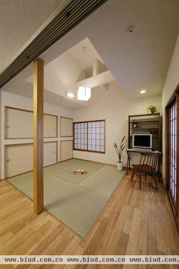 日本人钟爱榻榻米，这种日本独有的色彩，对于年长的人来说更不能错过。他们想方设法将这种自然的赏赐运用到自己的家居装饰中。