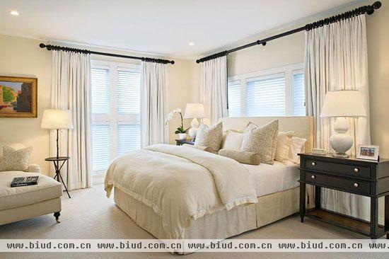 全白色的家装设计中间穿插进点缀式的黑色家具，共同构成最经典的颜色搭配，让房间体现一片和谐。以白色为主调的卧室搭配加上温馨的灯光，能使到小户型的卧室空间更加洁净、明亮，从而拓宽视觉空间。