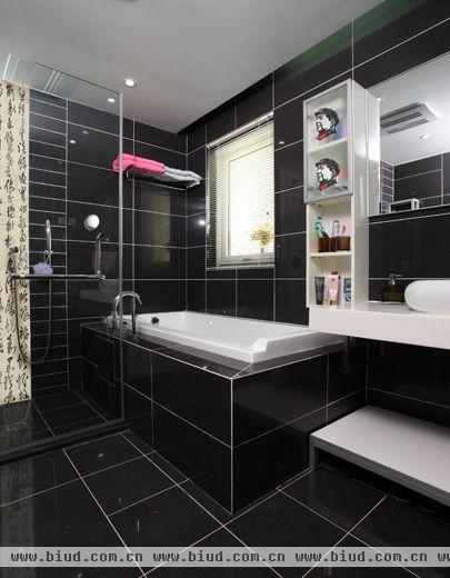 黑色的瓷砖配以白色的边线，华丽而不失品位。白色与黑色的在浴室重逢，简约时尚而不简单的。