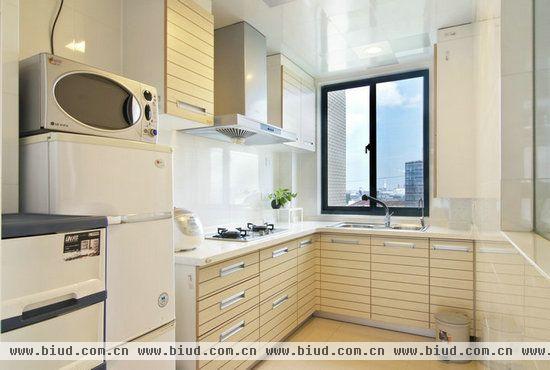 厨房的设计也是以白色和米黄色为主基调。橱柜的设计完全体现到家居收纳的魅力。