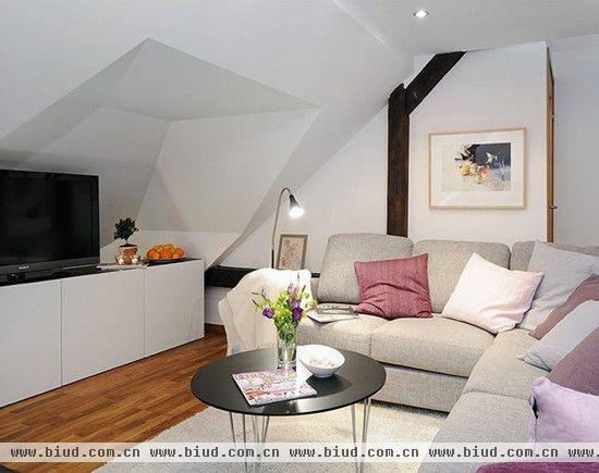 巧妙的利用了倾斜的天花板，让起居室变得温馨舒适。