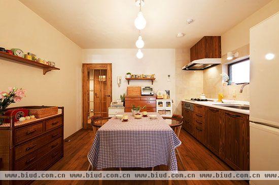 木质的地板，搭配同样色彩的木质收纳柜，厨房，一股浓郁的日式清爽的风情吹满整个空间。