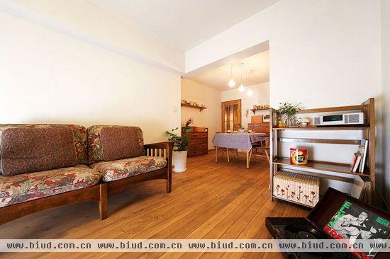 客厅区域，两个沙发，一个木质的收纳柜子，简单的样式，让整个客厅区域都变的清爽简单。