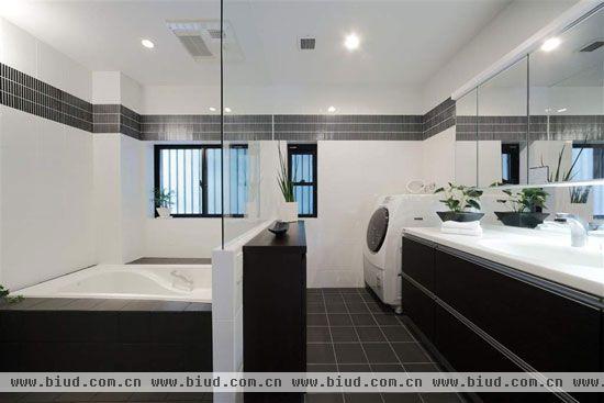 宽敞的洗漱间，整洁明亮。黑色底地砖拼凑的地面，不仅便于打扫，而且尽显华丽质感。