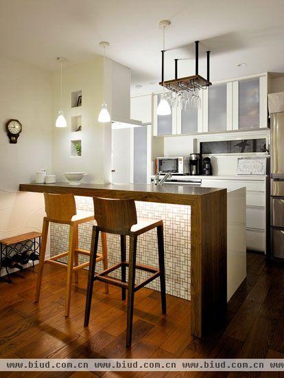 厨房的外围，简洁大方，木质的小桌板，打造了一个小吧台，摆放上一些白色的容器，给木质的小区域增添了一抹靓丽之感。