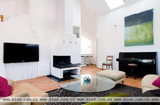 客厅是整间公寓的核心，配有大窗户和简约的配置。