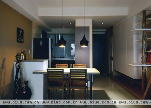 餐桌设置于厨房与客厅之间，起到了一个分隔空间的作用，全套的木质桌椅也是显得清新而自然，餐桌上方，造型独特的吊灯也是一处亮点。