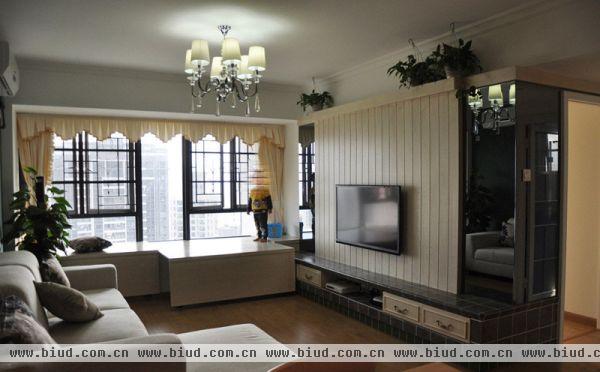 客厅的电视背景墙的时尚设计，客厅吊灯