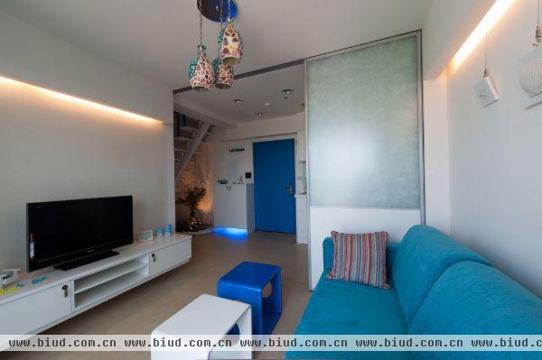 屋主喜欢蓝白色，也喜欢地中海风格，设计师利用彩度接近的蓝色色调，作为界定的介面表现，串连主要的悠闲精神，融入大量的白色背景当中，整体空间溢满浪漫与自在的舒适。