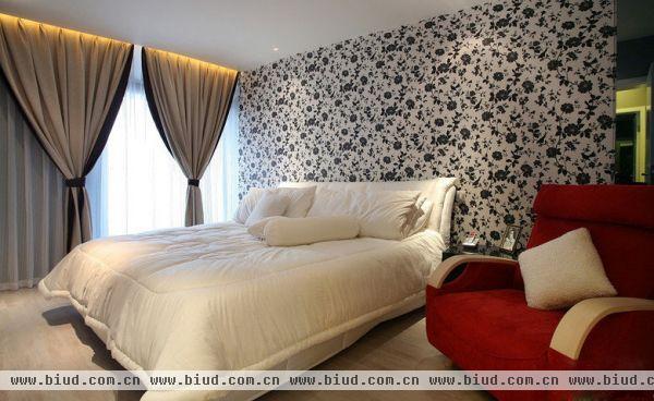 白色的床，漂亮的墙纸，舒适的床品，完美融合
