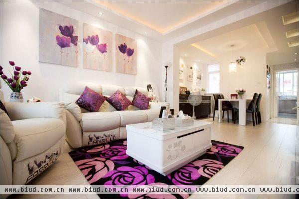 客厅全景 地毯很漂亮的呢~紫色的玫瑰~