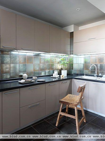 家庭装修样板房：半开放式的厨房很适合小户型，L型操作台将空间分割开，厨房的所有用具包括电器和家具都充分考虑了空间的限制，选用了小尺寸。 