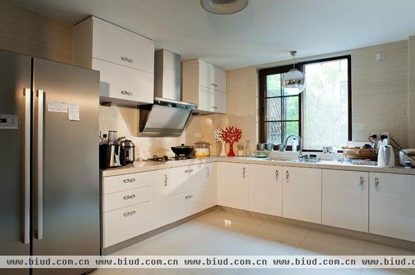 家庭装修样板房：半开放式的厨房用干净的白色作为主色调。地面也用了浅色的瓷砖做了大面积的铺设，和白色的厨具柜门营造出一个和谐的空间。 