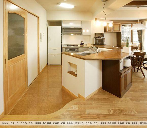 家庭装修样板房：对于不规则的户型在装修上可以多花一些心思，巧布格局，可以节省很多空间。这家的厨房工作台斜倚户型设置在屋子中间，整个空间既可以很敞亮，又不会太空旷。 