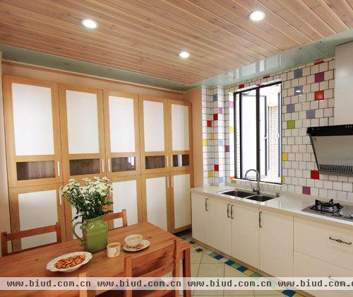 家庭装修样板房：餐厨在同一空间，大理石纹理墙面与同样纹理的地面连接在一起，让空间更加开阔。整体式厨房囊括了所有现代化电器，餐厅的吊灯更增加了空间的现代感。 