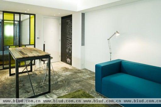这是一套58平米左右的香港公寓，由设计师Javis Ma操刀主理。这套公寓的房型又长又窄，本是缺点，但设计师很好的利用了特点，拟补了户型上的缺陷。