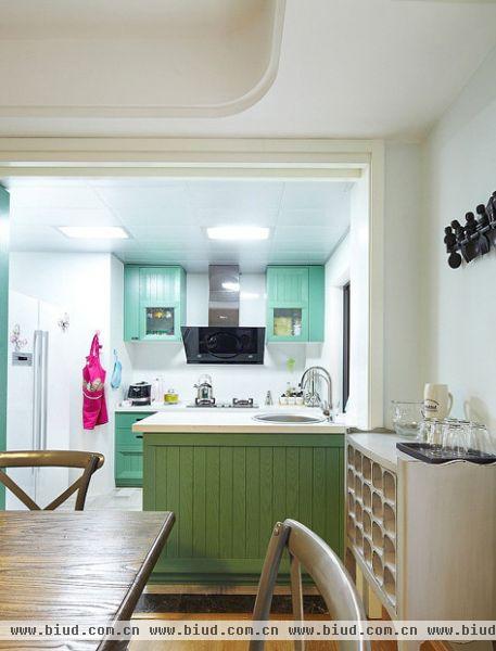 看向我们家开放式的厨房，绿色的橱柜很漂亮，黑色的油烟机显得更加大气