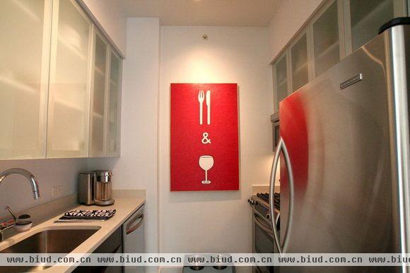  家庭装修样板房：只用银色和白色装修的空间，放上红色的代表厨房的图画，让人增强食欲，精神振奋。而且一片朴素的颜色中，突然出现一块红色的色块，让人的视线一下子集中到一点，给人以视觉的冲击。 