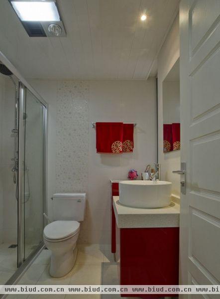 卫生间，看那俩红色的毛巾就知道这是我们的婚房。浴室柜也选了红色的