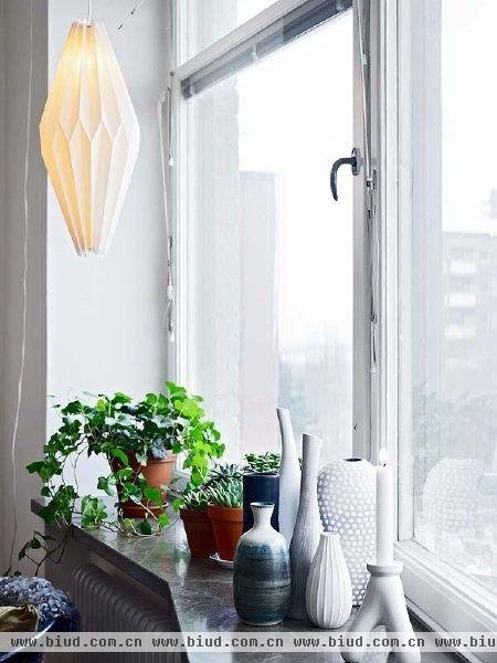 绿色的小植物给房间带来点点生机，人与自然的完美结合。让人不由得放松身心。白色的窗和整个房间融为一体，很是舒适。