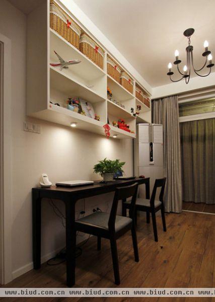 室内的利用面积非常小，能利用的就要充分利用到，做的吧台隔开了书房餐厅与客厅做了简单的分隔